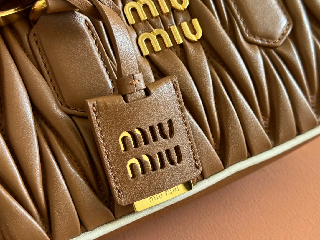 p1700💋💋💋【Configuring full counter package】MIU MIU Miu Miu pleated lambskin Miu Miu women's Arcadia cowhide handbag crossbody bag👝The lightweight padding design makes the handbag look fuller and shows a cosmopolitan style. The letter logo, which echoes the finish of the metal hardware, straddles the line between function and decoration, giving this handbag a unique aesthetic and classic feel. Size: 22✖️10.5✖️7.5cm Style number: 5bb142
