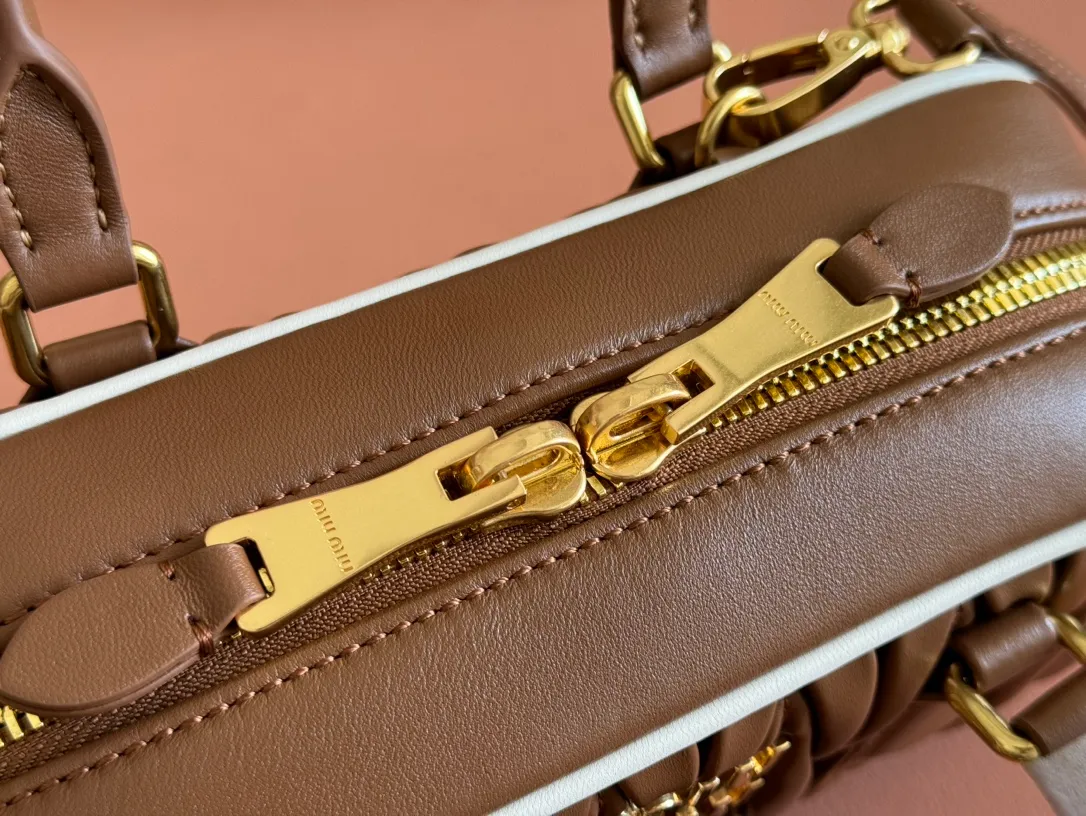 p1700💋💋💋【Configuring full counter package】MIU MIU Miu Miu pleated lambskin Miu Miu women's Arcadia cowhide handbag crossbody bag👝The lightweight padding design makes the handbag look fuller and shows a cosmopolitan style. The letter logo, which echoes the finish of the metal hardware, straddles the line between function and decoration, giving this handbag a unique aesthetic and classic feel. Size: 22✖️10.5✖️7.5cm Style number: 5bb142