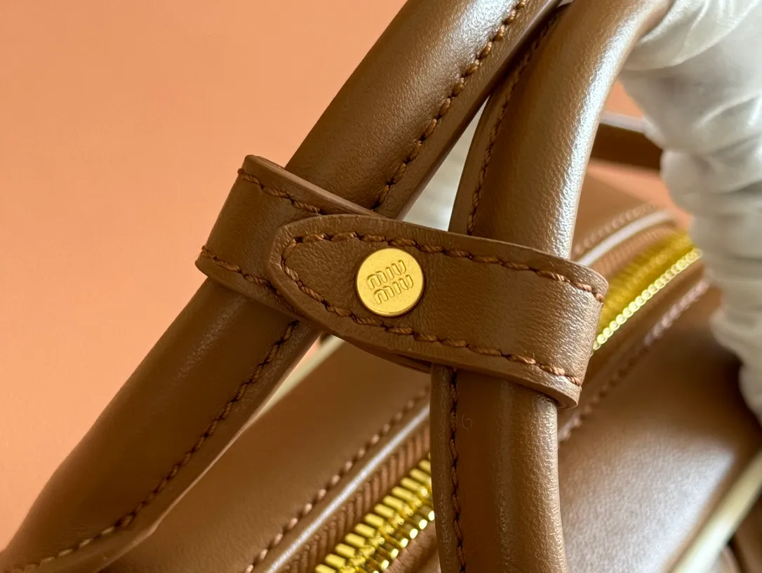 p1700💋💋💋【Configuring full counter package】MIU MIU Miu Miu pleated lambskin Miu Miu women's Arcadia cowhide handbag crossbody bag👝The lightweight padding design makes the handbag look fuller and shows a cosmopolitan style. The letter logo, which echoes the finish of the metal hardware, straddles the line between function and decoration, giving this handbag a unique aesthetic and classic feel. Size: 22✖️10.5✖️7.5cm Style number: 5bb142