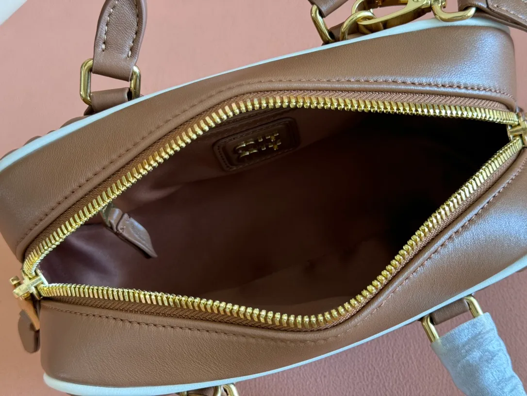 p1700💋💋💋【Configuring full counter package】MIU MIU Miu Miu pleated lambskin Miu Miu women's Arcadia cowhide handbag crossbody bag👝The lightweight padding design makes the handbag look fuller and shows a cosmopolitan style. The letter logo, which echoes the finish of the metal hardware, straddles the line between function and decoration, giving this handbag a unique aesthetic and classic feel. Size: 22✖️10.5✖️7.5cm Style number: 5bb142