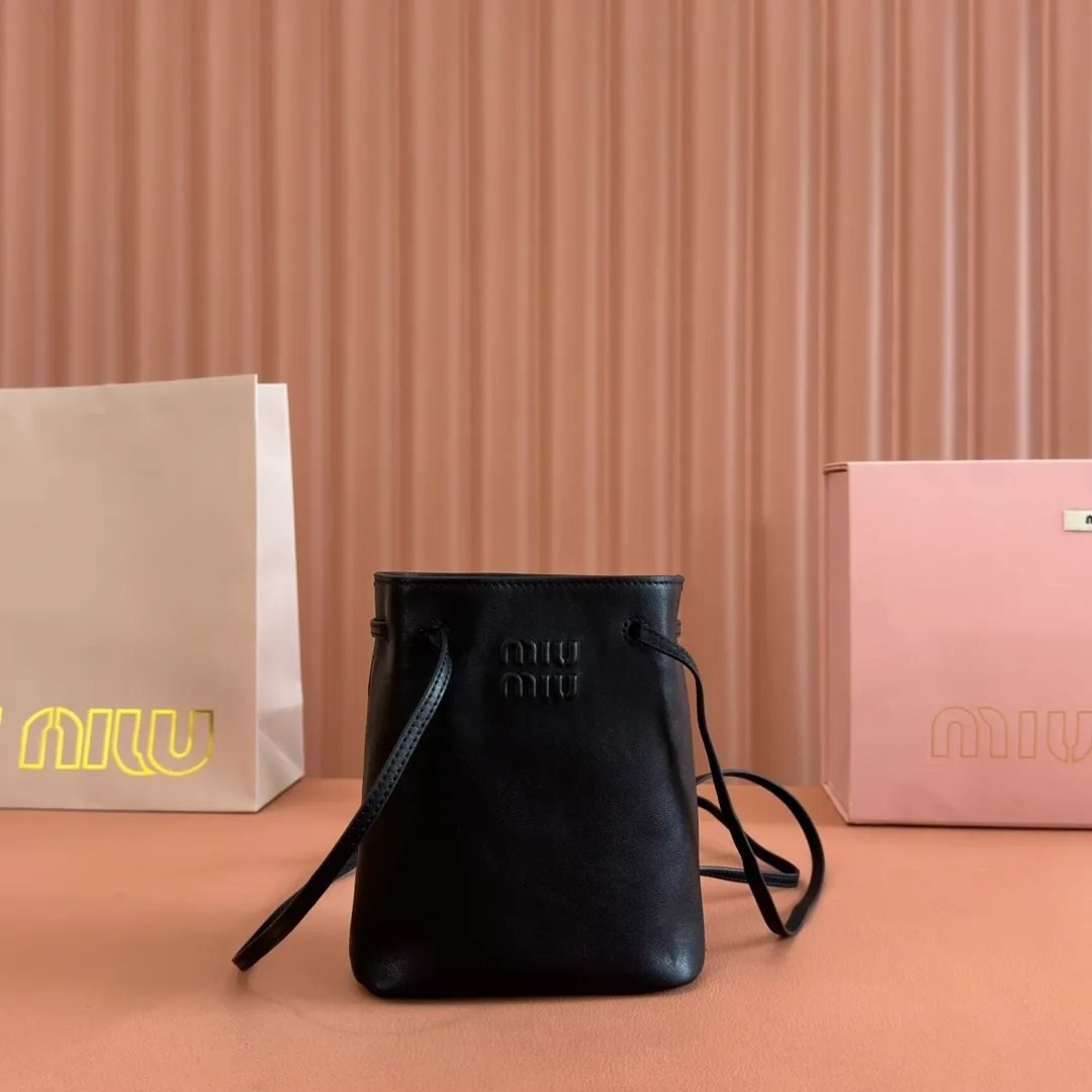 p1100💋💋💋 Equipped with a full set of packaging at the counter [Special grade hardware original leather] Nappa sheepskin mini handbag/shoulder bag ~ black This mini handbag is famous for the soft texture of Nappa sheepskin. Adjustable shoulder strap adds practical detail, while embossed letter logo adds classic style ~ Letter logo ~ Adjustable shoulder strap ~ Lined Dimensions: W14×H17×D6cm Number: 5NF460