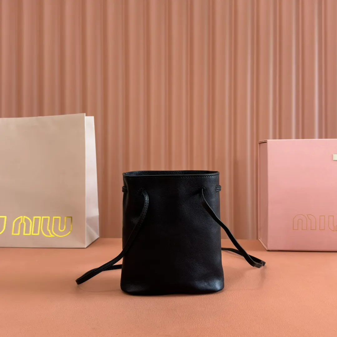 p1100💋💋💋 Equipped with a full set of packaging at the counter [Special grade hardware original leather] Nappa sheepskin mini handbag/shoulder bag ~ black This mini handbag is famous for the soft texture of Nappa sheepskin. Adjustable shoulder strap adds practical detail, while embossed letter logo adds classic style ~ Letter logo ~ Adjustable shoulder strap ~ Lined Dimensions: W14×H17×D6cm Number: 5NF460