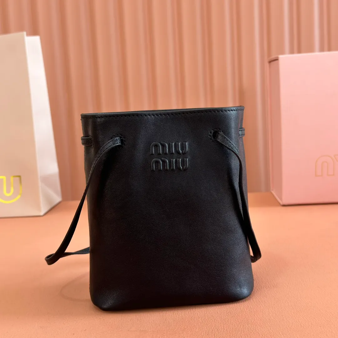 p1100💋💋💋 Equipped with a full set of packaging at the counter [Special grade hardware original leather] Nappa sheepskin mini handbag/shoulder bag ~ black This mini handbag is famous for the soft texture of Nappa sheepskin. Adjustable shoulder strap adds practical detail, while embossed letter logo adds classic style ~ Letter logo ~ Adjustable shoulder strap ~ Lined Dimensions: W14×H17×D6cm Number: 5NF460