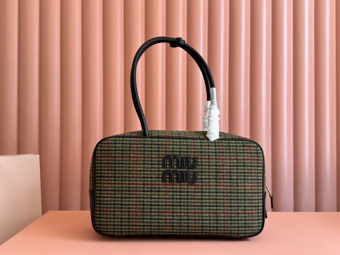 P1720. 💋💋💋[Original leather configuration and counter packaging] MiuMiu’s new houndstooth briefcase is a complete fusion of fashion and classic. It is the next big hit. Wool fabric is matched with calfskin. The texture is soft and durable. Compared with the full leather model, it is lighter and the color is more versatile. Regardless of appearance The practicality is amazing. The third-generation long handle design is easy to carry on the shoulder. The large design has sufficient capacity and can easily hold various necessities. It is a perfect choice whether for work or travel. The new satin lining is more beautiful and durable. Models: 5bb117, 5bb163. Size: 34X23X12cm.
