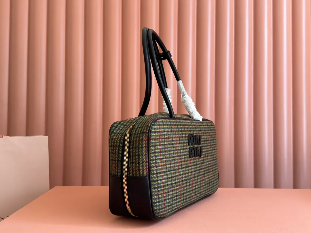 P1720. 💋💋💋[Original leather configuration and counter packaging] MiuMiu’s new houndstooth briefcase is a complete fusion of fashion and classic. It is the next big hit. Wool fabric is matched with calfskin. The texture is soft and durable. Compared with the full leather model, it is lighter and the color is more versatile. Regardless of appearance The practicality is amazing. The third-generation long handle design is easy to carry on the shoulder. The large design has sufficient capacity and can easily hold various necessities. It is a perfect choice whether for work or travel. The new satin lining is more beautiful and durable. Models: 5bb117, 5bb163. Size: 34X23X12cm.