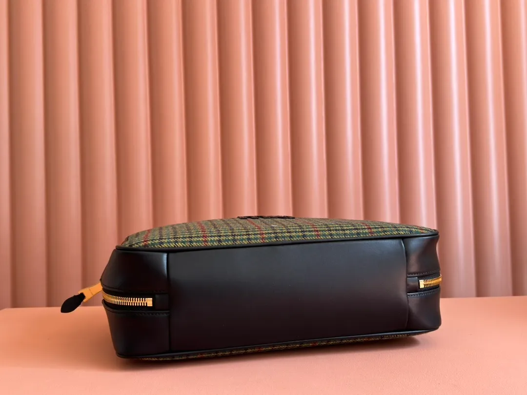 P1720. 💋💋💋[Original leather configuration and counter packaging] MiuMiu’s new houndstooth briefcase is a complete fusion of fashion and classic. It is the next big hit. Wool fabric is matched with calfskin. The texture is soft and durable. Compared with the full leather model, it is lighter and the color is more versatile. Regardless of appearance The practicality is amazing. The third-generation long handle design is easy to carry on the shoulder. The large design has sufficient capacity and can easily hold various necessities. It is a perfect choice whether for work or travel. The new satin lining is more beautiful and durable. Models: 5bb117, 5bb163. Size: 34X23X12cm.