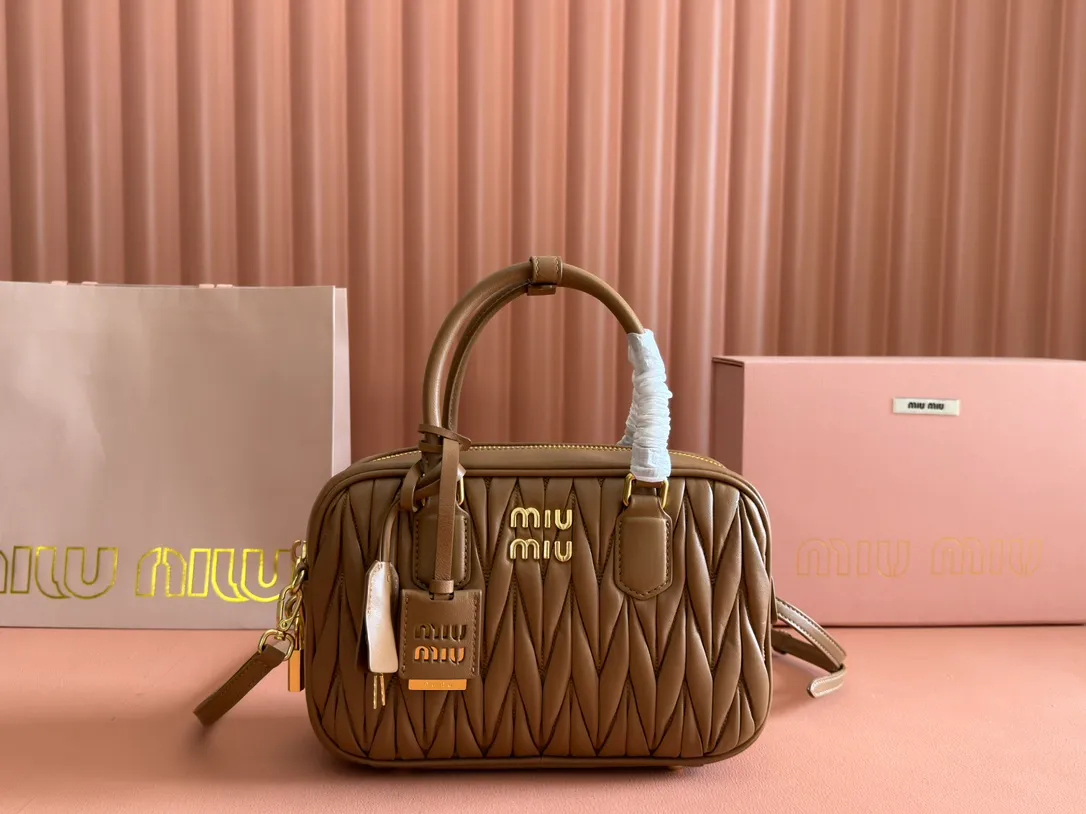 p1900💋💋💋 [Equipped with full set of counter packaging and premium hardware original leather] Arcadie Matelasse sheepskin medium bowling handbag/crossbody bag ~ Caramel sheepskin This handbag uses Matelasse craftsmanship, and its three-dimensional texture and exquisite texture bring a new interpretation to the classic silhouette. The front letter logo cleverly echoes the metal hardware, and the exquisite workmanship is outstanding, highlighting a highly recognizable classic style. Dynamic and elegant lines with adjustable and detachable shoulder straps present a practical and versatile design with modern charm. ～Detachable and adjustable shoulder strap ～Zipper closure ～Lined with 2 patch pockets ～With foot studs Size: W24×H17��D7.5cm No.: 5BB124