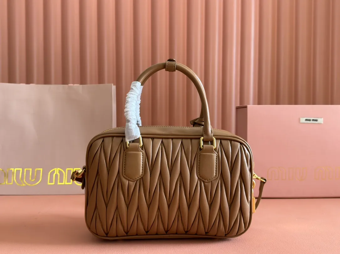 p1900💋💋💋 [Equipped with full set of counter packaging and premium hardware original leather] Arcadie Matelasse sheepskin medium bowling handbag/crossbody bag ~ Caramel sheepskin This handbag uses Matelasse craftsmanship, and its three-dimensional texture and exquisite texture bring a new interpretation to the classic silhouette. The front letter logo cleverly echoes the metal hardware, and the exquisite workmanship is outstanding, highlighting a highly recognizable classic style. Dynamic and elegant lines with adjustable and detachable shoulder straps present a practical and versatile design with modern charm. ～Detachable and adjustable shoulder strap ～Zipper closure ～Lined with 2 patch pockets ～With foot studs Size: W24×H17��D7.5cm No.: 5BB124