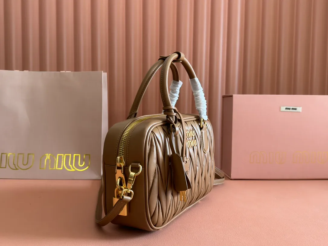 p1900💋💋💋 [Equipped with full set of counter packaging and premium hardware original leather] Arcadie Matelasse sheepskin medium bowling handbag/crossbody bag ~ Caramel sheepskin This handbag uses Matelasse craftsmanship, and its three-dimensional texture and exquisite texture bring a new interpretation to the classic silhouette. The front letter logo cleverly echoes the metal hardware, and the exquisite workmanship is outstanding, highlighting a highly recognizable classic style. Dynamic and elegant lines with adjustable and detachable shoulder straps present a practical and versatile design with modern charm. ～Detachable and adjustable shoulder strap ～Zipper closure ～Lined with 2 patch pockets ～With foot studs Size: W24×H17��D7.5cm No.: 5BB124