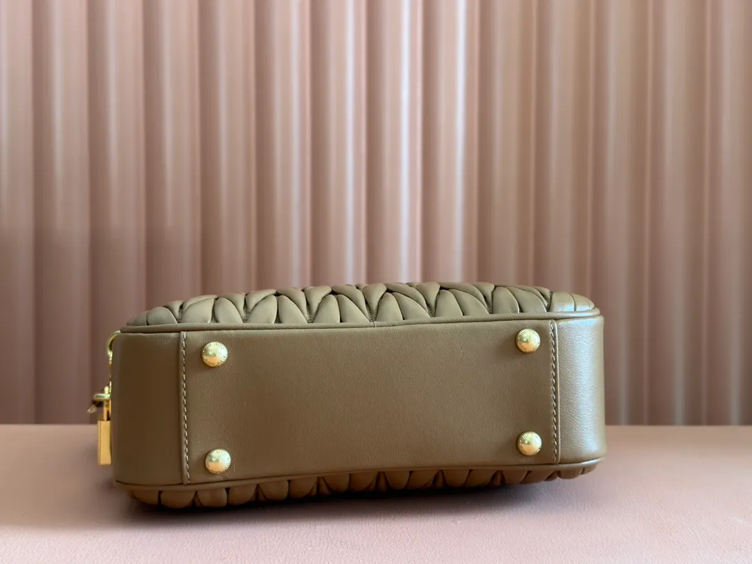 p1900💋💋💋 [Equipped with full set of counter packaging and premium hardware original leather] Arcadie Matelasse sheepskin medium bowling handbag/crossbody bag ~ Caramel sheepskin This handbag uses Matelasse craftsmanship, and its three-dimensional texture and exquisite texture bring a new interpretation to the classic silhouette. The front letter logo cleverly echoes the metal hardware, and the exquisite workmanship is outstanding, highlighting a highly recognizable classic style. Dynamic and elegant lines with adjustable and detachable shoulder straps present a practical and versatile design with modern charm. ～Detachable and adjustable shoulder strap ～Zipper closure ～Lined with 2 patch pockets ～With foot studs Size: W24×H17��D7.5cm No.: 5BB124