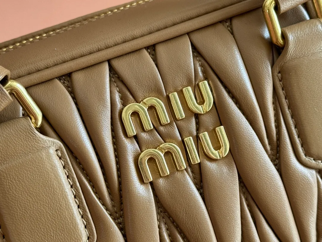p1900💋💋💋 [Equipped with full set of counter packaging and premium hardware original leather] Arcadie Matelasse sheepskin medium bowling handbag/crossbody bag ~ Caramel sheepskin This handbag uses Matelasse craftsmanship, and its three-dimensional texture and exquisite texture bring a new interpretation to the classic silhouette. The front letter logo cleverly echoes the metal hardware, and the exquisite workmanship is outstanding, highlighting a highly recognizable classic style. Dynamic and elegant lines with adjustable and detachable shoulder straps present a practical and versatile design with modern charm. ～Detachable and adjustable shoulder strap ～Zipper closure ～Lined with 2 patch pockets ～With foot studs Size: W24×H17��D7.5cm No.: 5BB124