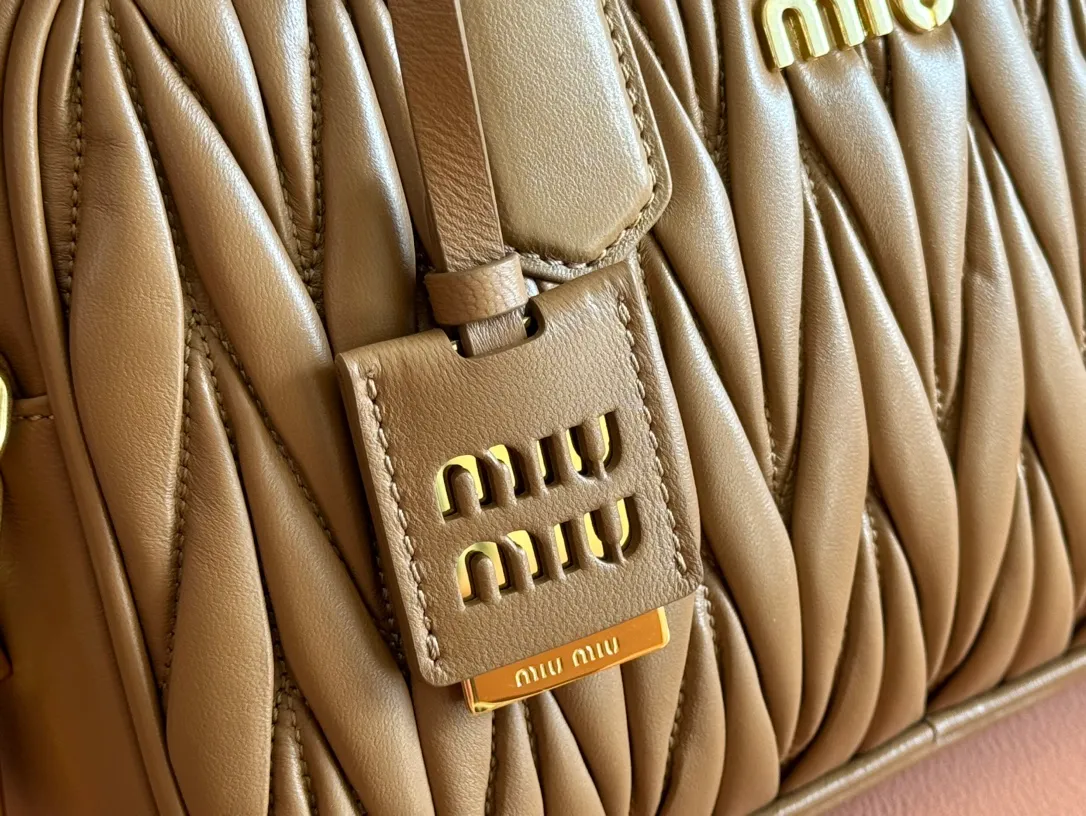 p1900💋💋💋 [Equipped with full set of counter packaging and premium hardware original leather] Arcadie Matelasse sheepskin medium bowling handbag/crossbody bag ~ Caramel sheepskin This handbag uses Matelasse craftsmanship, and its three-dimensional texture and exquisite texture bring a new interpretation to the classic silhouette. The front letter logo cleverly echoes the metal hardware, and the exquisite workmanship is outstanding, highlighting a highly recognizable classic style. Dynamic and elegant lines with adjustable and detachable shoulder straps present a practical and versatile design with modern charm. ～Detachable and adjustable shoulder strap ～Zipper closure ～Lined with 2 patch pockets ～With foot studs Size: W24×H17��D7.5cm No.: 5BB124