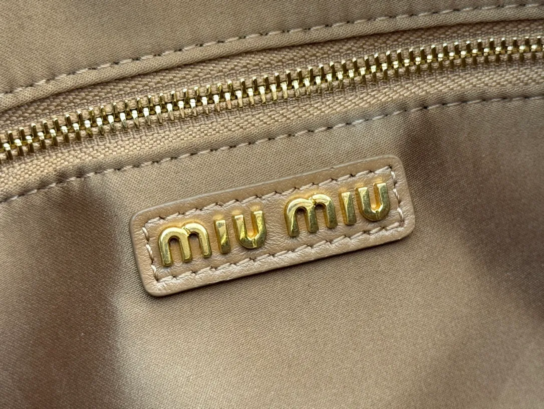 p1900💋💋💋 [Equipped with full set of counter packaging and premium hardware original leather] Arcadie Matelasse sheepskin medium bowling handbag/crossbody bag ~ Caramel sheepskin This handbag uses Matelasse craftsmanship, and its three-dimensional texture and exquisite texture bring a new interpretation to the classic silhouette. The front letter logo cleverly echoes the metal hardware, and the exquisite workmanship is outstanding, highlighting a highly recognizable classic style. Dynamic and elegant lines with adjustable and detachable shoulder straps present a practical and versatile design with modern charm. ～Detachable and adjustable shoulder strap ～Zipper closure ～Lined with 2 patch pockets ～With foot studs Size: W24×H17��D7.5cm No.: 5BB124
