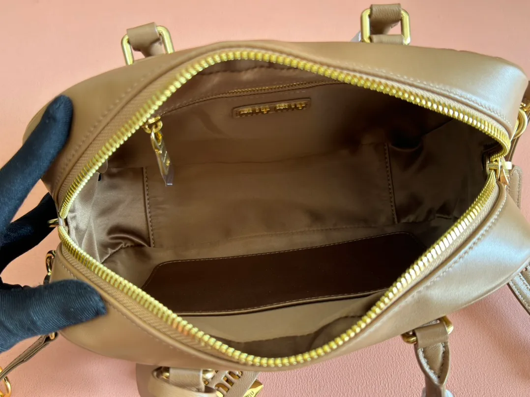 p1900💋💋💋 [Equipped with full set of counter packaging and premium hardware original leather] Arcadie Matelasse sheepskin medium bowling handbag/crossbody bag ~ Caramel sheepskin This handbag uses Matelasse craftsmanship, and its three-dimensional texture and exquisite texture bring a new interpretation to the classic silhouette. The front letter logo cleverly echoes the metal hardware, and the exquisite workmanship is outstanding, highlighting a highly recognizable classic style. Dynamic and elegant lines with adjustable and detachable shoulder straps present a practical and versatile design with modern charm. ～Detachable and adjustable shoulder strap ～Zipper closure ～Lined with 2 patch pockets ～With foot studs Size: W24×H17��D7.5cm No.: 5BB124