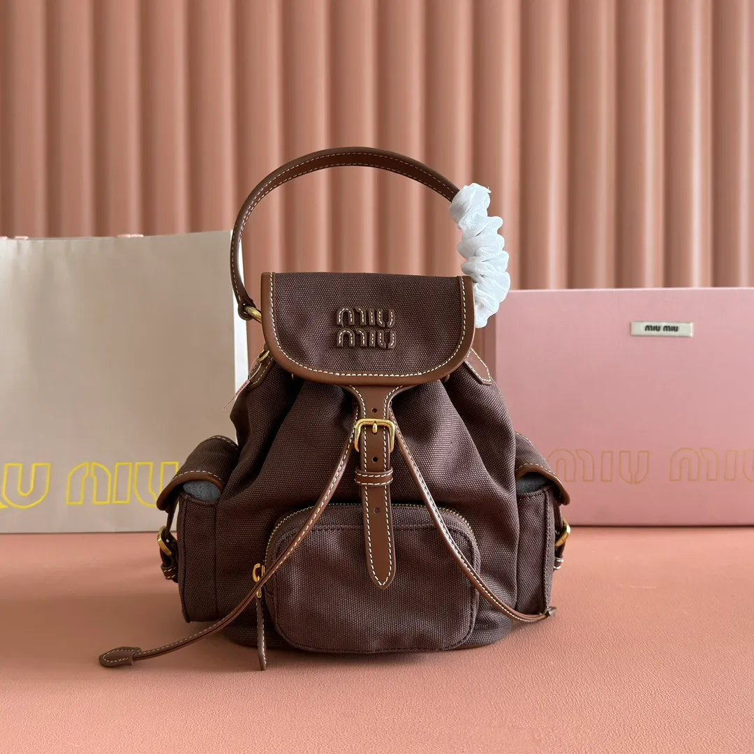 p1560. 💋💋💋【Configured with full package at counter】MIU Home new product college style backpack, the perfect combination of canvas and imported calfskin, thick wear-resistant linen blend lining, adopts a casual design style, fashionable, simple and advanced, combined with exquisite handcrafts, adds multiple pocket storage, shoulder straps and hand bags can be freely converted, greatly It improves the practicality. It is simply a tool for hanging. It can be worn with jeans, shirts or various casual sportswear. It is a very good item to wear, especially the capacity is large enough and it is light and easy to use. I sincerely recommend it. Model: 5bz043, size 22X18X11.5cm