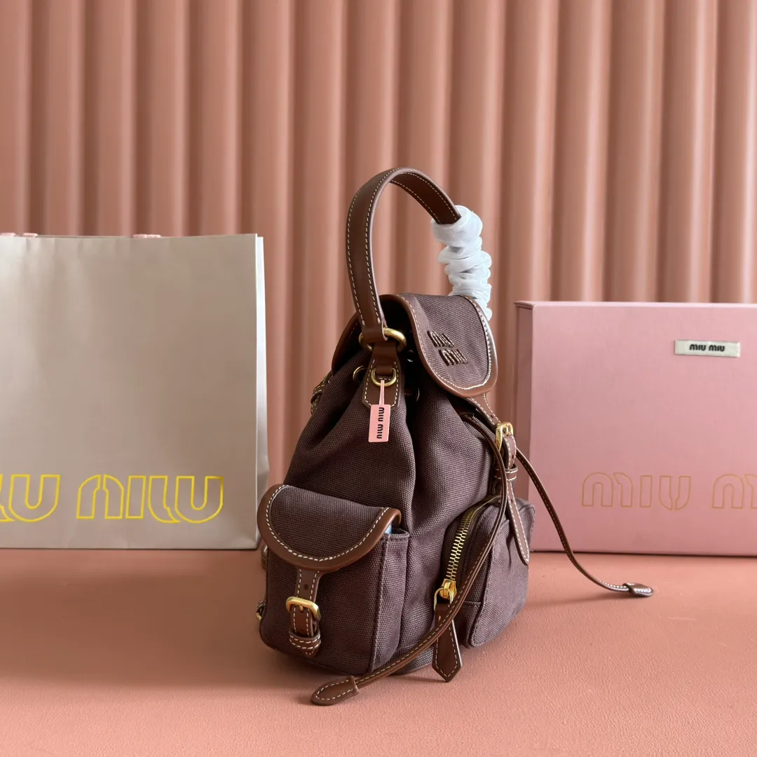 p1560. 💋💋💋【Configured with full package at counter】MIU Home new product college style backpack, the perfect combination of canvas and imported calfskin, thick wear-resistant linen blend lining, adopts a casual design style, fashionable, simple and advanced, combined with exquisite handcrafts, adds multiple pocket storage, shoulder straps and hand bags can be freely converted, greatly It improves the practicality. It is simply a tool for hanging. It can be worn with jeans, shirts or various casual sportswear. It is a very good item to wear, especially the capacity is large enough and it is light and easy to use. I sincerely recommend it. Model: 5bz043, size 22X18X11.5cm