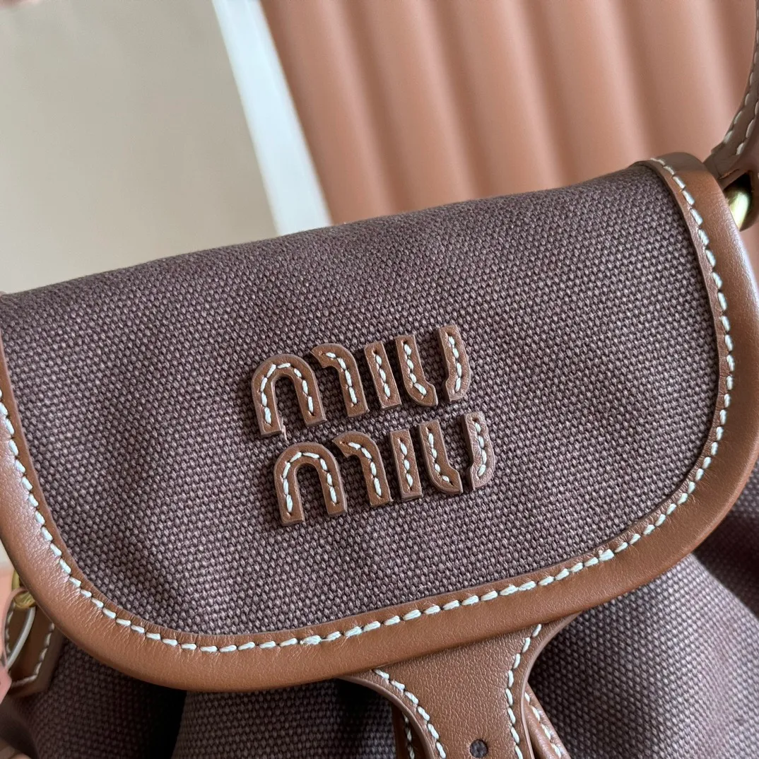 p1560. 💋💋💋【Configured with full package at counter】MIU Home new product college style backpack, the perfect combination of canvas and imported calfskin, thick wear-resistant linen blend lining, adopts a casual design style, fashionable, simple and advanced, combined with exquisite handcrafts, adds multiple pocket storage, shoulder straps and hand bags can be freely converted, greatly It improves the practicality. It is simply a tool for hanging. It can be worn with jeans, shirts or various casual sportswear. It is a very good item to wear, especially the capacity is large enough and it is light and easy to use. I sincerely recommend it. Model: 5bz043, size 22X18X11.5cm