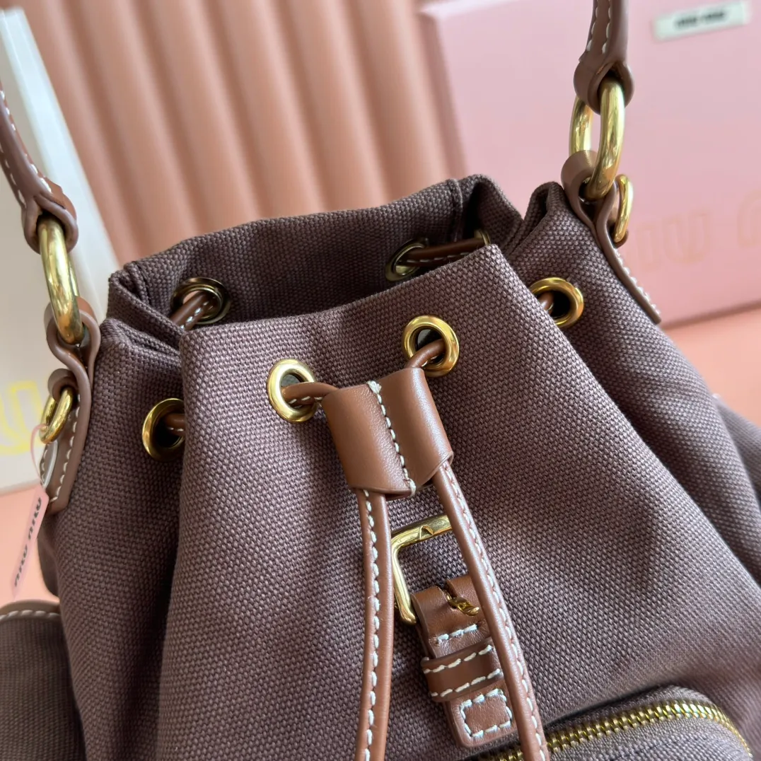 p1560. 💋💋💋【Configured with full package at counter】MIU Home new product college style backpack, the perfect combination of canvas and imported calfskin, thick wear-resistant linen blend lining, adopts a casual design style, fashionable, simple and advanced, combined with exquisite handcrafts, adds multiple pocket storage, shoulder straps and hand bags can be freely converted, greatly It improves the practicality. It is simply a tool for hanging. It can be worn with jeans, shirts or various casual sportswear. It is a very good item to wear, especially the capacity is large enough and it is light and easy to use. I sincerely recommend it. Model: 5bz043, size 22X18X11.5cm