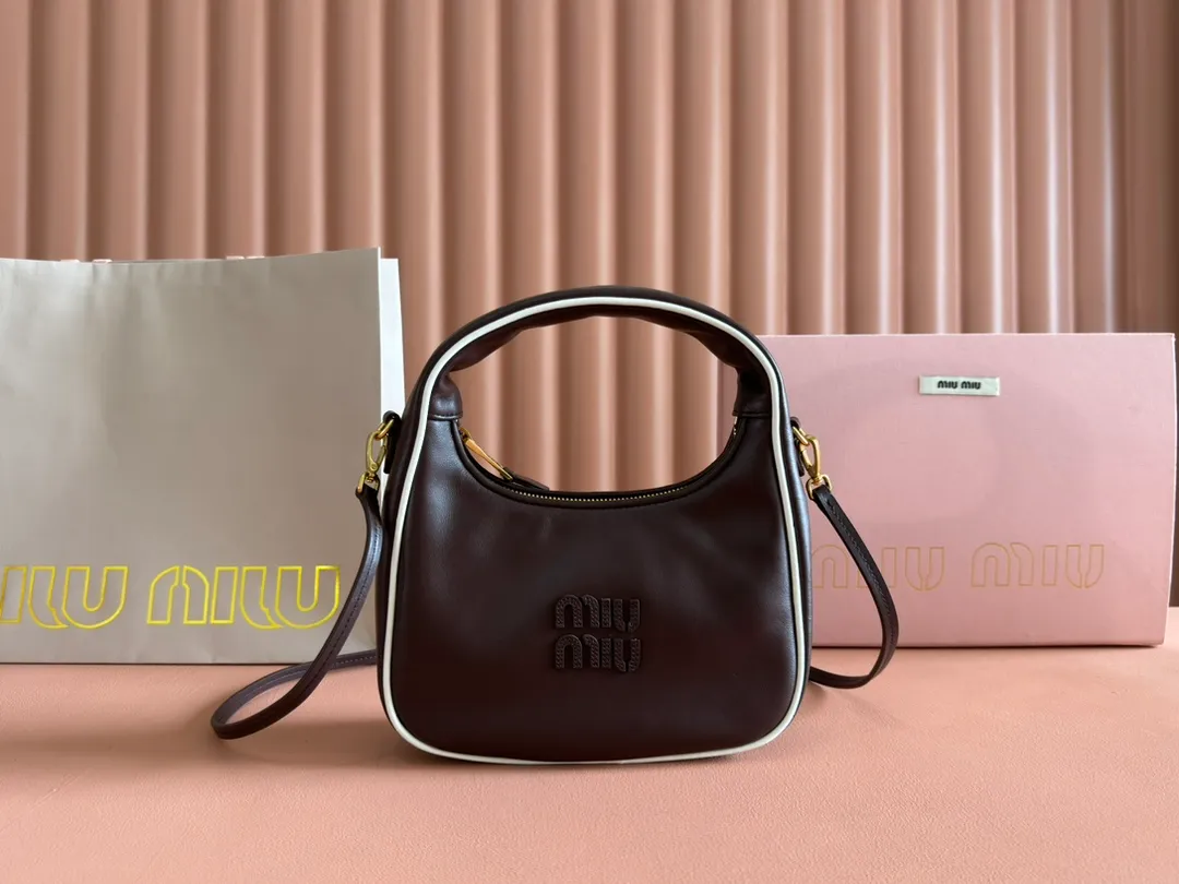p1600💋💋💋[Special grade hardware original leather] Wander Matelasse color-blocked Hobo handbag/crossbody bag ~ Wander handbag has become one of the classic accessories. This mini handbag is made of Matalasse sheep leather, using exquisite craftsmanship to create a three-dimensional effect, showing exquisite elegance. Presenting the Hobo bag style, blending retro style and modern elegance, it has become a new synonym for modern femininity. ～Golden hardware ～Zip closure ～Metal lettering logo on the front ～Cotton satin lining Size: W23×H13×D7cm Number: _5BC125