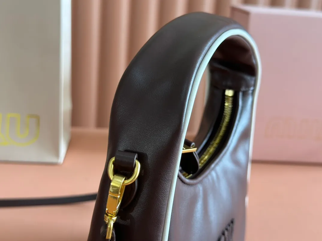 p1600💋💋💋[Special grade hardware original leather] Wander Matelasse color-blocked Hobo handbag/crossbody bag ~ Wander handbag has become one of the classic accessories. This mini handbag is made of Matalasse sheep leather, using exquisite craftsmanship to create a three-dimensional effect, showing exquisite elegance. Presenting the Hobo bag style, blending retro style and modern elegance, it has become a new synonym for modern femininity. ～Golden hardware ～Zip closure ～Metal lettering logo on the front ～Cotton satin lining Size: W23×H13×D7cm Number: _5BC125