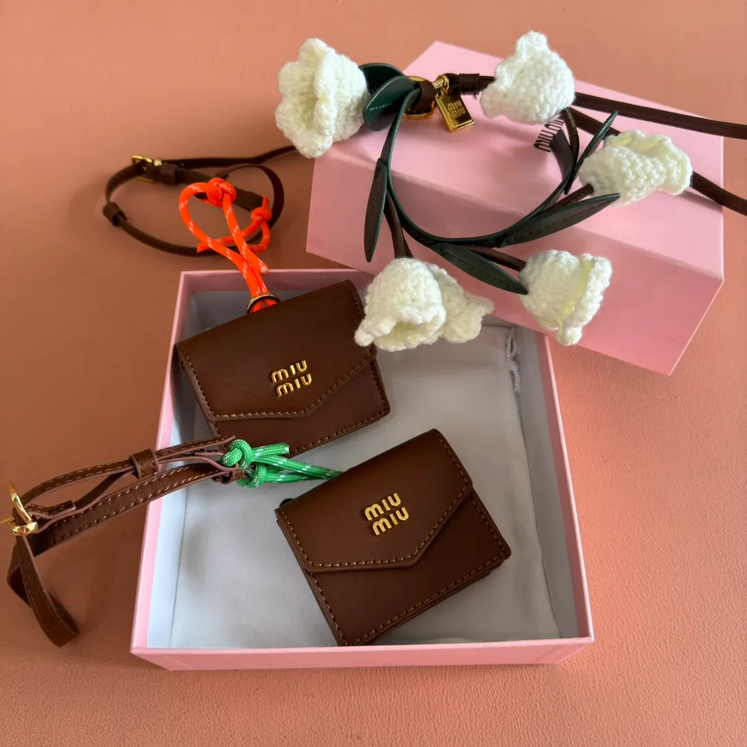 p400💋💋💋miumiu Miumiu cowhide key chain, counter synchronized, original customization, the most beautiful single product, full of high-end sense, the overall details are very surprising, elegant and fashionable, highlighting the French elegance.