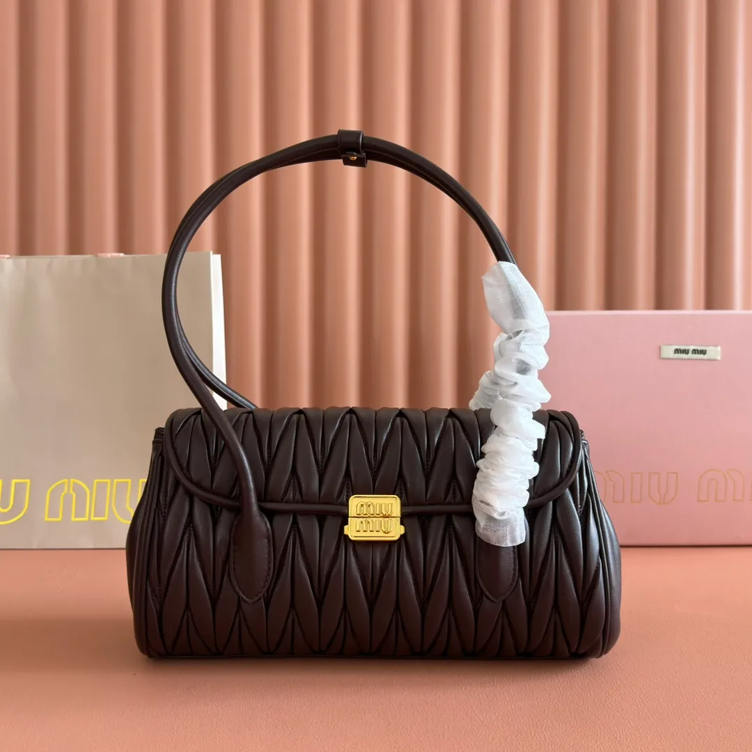 p1800💋💋💋【Original leather configuration counter packaging】MIU's new 24ss autumn and winter baguette bag. The baguette design style leads the new trend, full of "girly feelings" and revolves around the bookish style. The uninhibited and wine-loving lady style has a casual attitude towards life, showing the uniqueness of the exclusive miumiu girl. The one that is not too big or too small can be sweet, spicy or handsome. The capacity can also meet the daily needs of going out. It is beautiful and practical. It’s hard not to love it Model number: 5bd265 Size: Base length 28x base 11x height 15cm