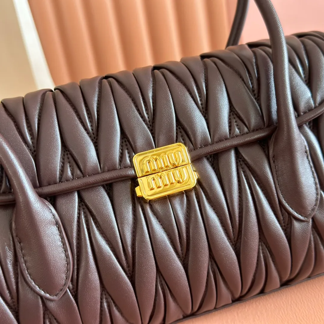 p1800💋💋💋【Original leather configuration counter packaging】MIU's new 24ss autumn and winter baguette bag. The baguette design style leads the new trend, full of "girly feelings" and revolves around the bookish style. The uninhibited and wine-loving lady style has a casual attitude towards life, showing the uniqueness of the exclusive miumiu girl. The one that is not too big or too small can be sweet, spicy or handsome. The capacity can also meet the daily needs of going out. It is beautiful and practical. It’s hard not to love it Model number: 5bd265 Size: Base length 28x base 11x height 15cm
