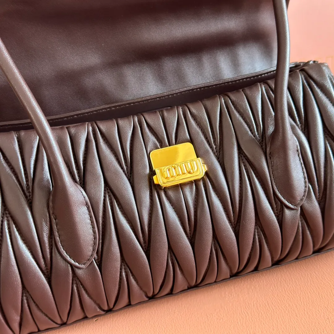 p1800💋💋💋【Original leather configuration counter packaging】MIU's new 24ss autumn and winter baguette bag. The baguette design style leads the new trend, full of "girly feelings" and revolves around the bookish style. The uninhibited and wine-loving lady style has a casual attitude towards life, showing the uniqueness of the exclusive miumiu girl. The one that is not too big or too small can be sweet, spicy or handsome. The capacity can also meet the daily needs of going out. It is beautiful and practical. It’s hard not to love it Model number: 5bd265 Size: Base length 28x base 11x height 15cm