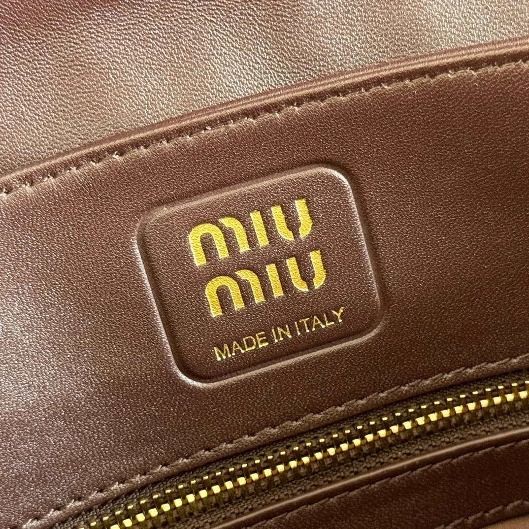 p1800💋💋💋【Original leather configuration counter packaging】MIU's new 24ss autumn and winter baguette bag. The baguette design style leads the new trend, full of "girly feelings" and revolves around the bookish style. The uninhibited and wine-loving lady style has a casual attitude towards life, showing the uniqueness of the exclusive miumiu girl. The one that is not too big or too small can be sweet, spicy or handsome. The capacity can also meet the daily needs of going out. It is beautiful and practical. It’s hard not to love it Model number: 5bd265 Size: Base length 28x base 11x height 15cm