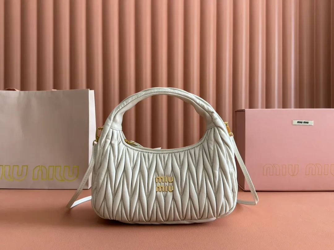 💋💋💋 Equipped with a full set of packaging at the counter [Special grade hardware original leather] Wander Matelasse sheep leather Hobo mini handbag/crossbody bag ~ Sheepskin Wander handbag has become a classic accessory. Size: W25×H18×D5.5cm Number: 5BP306