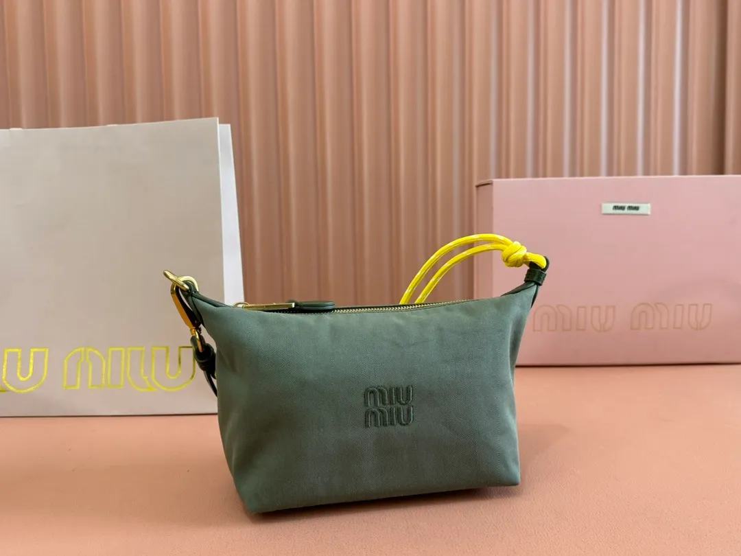 p960💋💋💋 [Configured with full set of counter packaging] 5NE841, new denim lunch box bag, unique ice crack texture, iconic Miu amount logo on the front, cotton lining, ultra-light, large capacity, looks good with any combination, suitable for all seasons, size: bottom length 19cm, opening width 25.5cm, height 14cm, bottom width 10cm