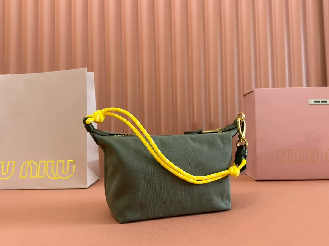 p960💋💋💋 [Configured with full set of counter packaging] 5NE841, new denim lunch box bag, unique ice crack texture, iconic Miu amount logo on the front, cotton lining, ultra-light, large capacity, looks good with any combination, suitable for all seasons, size: bottom length 19cm, opening width 25.5cm, height 14cm, bottom width 10cm