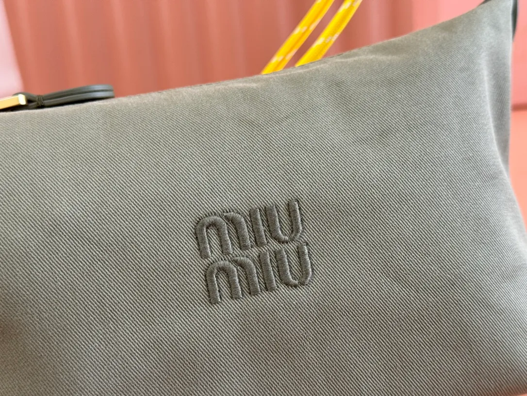 p960💋💋💋 [Configured with full set of counter packaging] 5NE841, new denim lunch box bag, unique ice crack texture, iconic Miu amount logo on the front, cotton lining, ultra-light, large capacity, looks good with any combination, suitable for all seasons, size: bottom length 19cm, opening width 25.5cm, height 14cm, bottom width 10cm