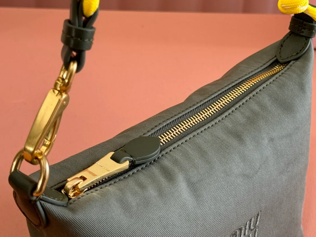 p960💋💋💋 [Configured with full set of counter packaging] 5NE841, new denim lunch box bag, unique ice crack texture, iconic Miu amount logo on the front, cotton lining, ultra-light, large capacity, looks good with any combination, suitable for all seasons, size: bottom length 19cm, opening width 25.5cm, height 14cm, bottom width 10cm