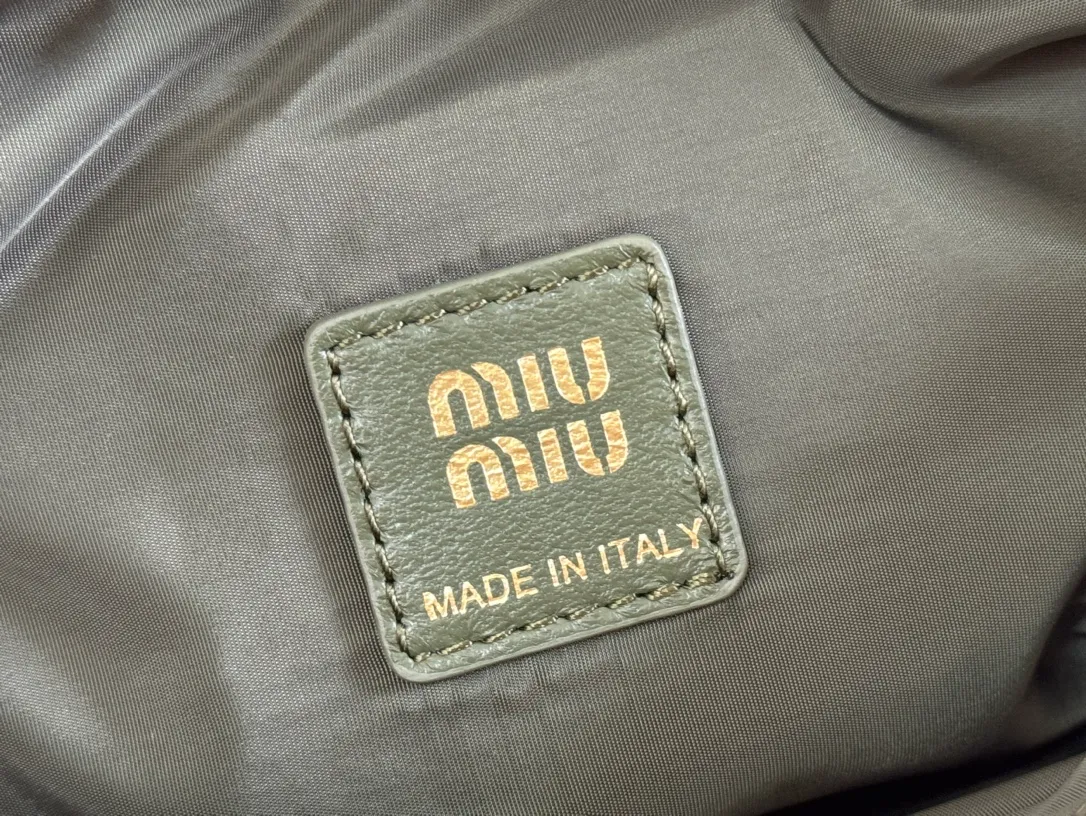 p960💋💋💋 [Configured with full set of counter packaging] 5NE841, new denim lunch box bag, unique ice crack texture, iconic Miu amount logo on the front, cotton lining, ultra-light, large capacity, looks good with any combination, suitable for all seasons, size: bottom length 19cm, opening width 25.5cm, height 14cm, bottom width 10cm