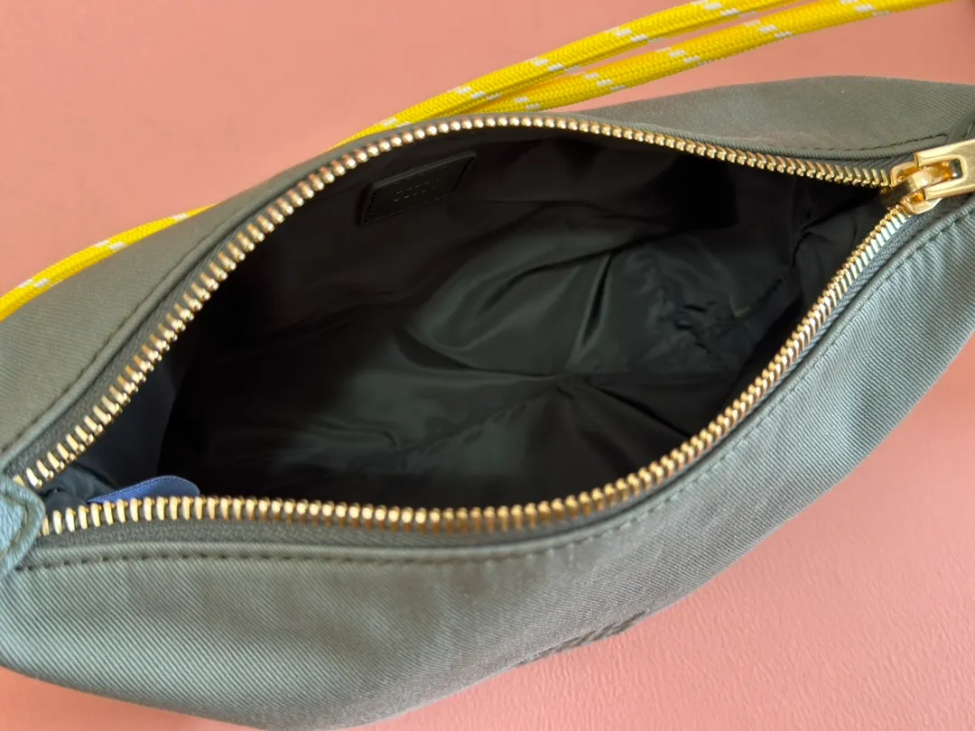 p960💋💋💋 [Configured with full set of counter packaging] 5NE841, new denim lunch box bag, unique ice crack texture, iconic Miu amount logo on the front, cotton lining, ultra-light, large capacity, looks good with any combination, suitable for all seasons, size: bottom length 19cm, opening width 25.5cm, height 14cm, bottom width 10cm