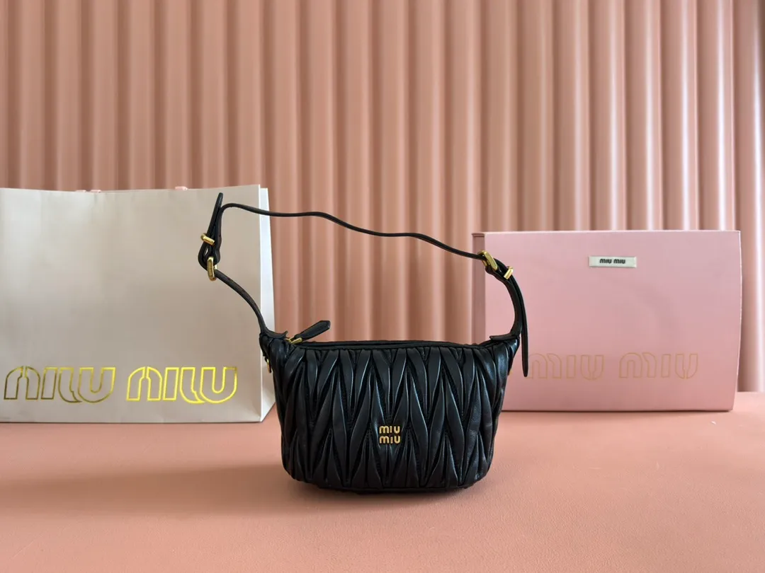 💋💋💋【Full set of packaging at the counter】Matelassé Nappa sheep leather pouch 5NE026_
