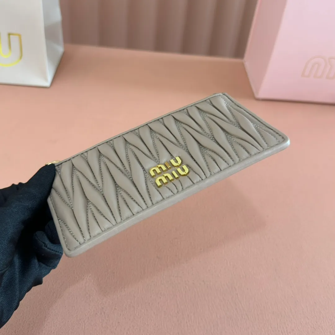p520. 💋💋💋【Full set of packaging at the counter】🔥 MM💗pocket wallet💗The latest version of the card holder, model: 5MB006 nude pink🔥🆕🆕💃💃Top imported lambskin material🐮👋Matelasse pattern, zipper closure, miu logo hot stamping inside 💞Six card slots on the back, 💅💅 size: 8X15.