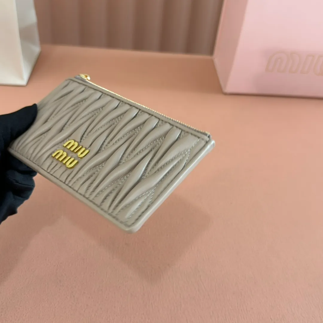 p520. 💋💋💋【Full set of packaging at the counter】🔥 MM💗pocket wallet💗The latest version of the card holder, model: 5MB006 nude pink🔥🆕🆕💃💃Top imported lambskin material🐮👋Matelasse pattern, zipper closure, miu logo hot stamping inside 💞Six card slots on the back, 💅💅 size: 8X15.