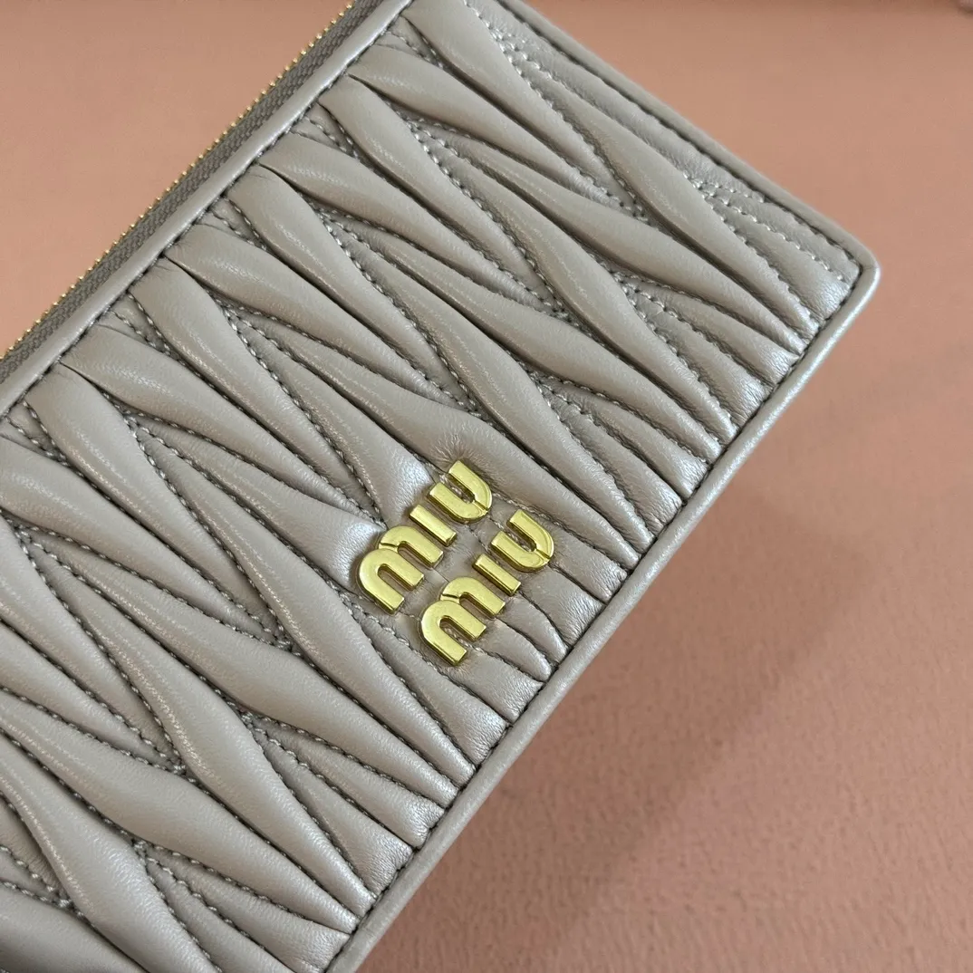 p520. 💋💋💋【Full set of packaging at the counter】🔥 MM💗pocket wallet💗The latest version of the card holder, model: 5MB006 nude pink🔥🆕🆕💃💃Top imported lambskin material🐮👋Matelasse pattern, zipper closure, miu logo hot stamping inside 💞Six card slots on the back, 💅💅 size: 8X15.