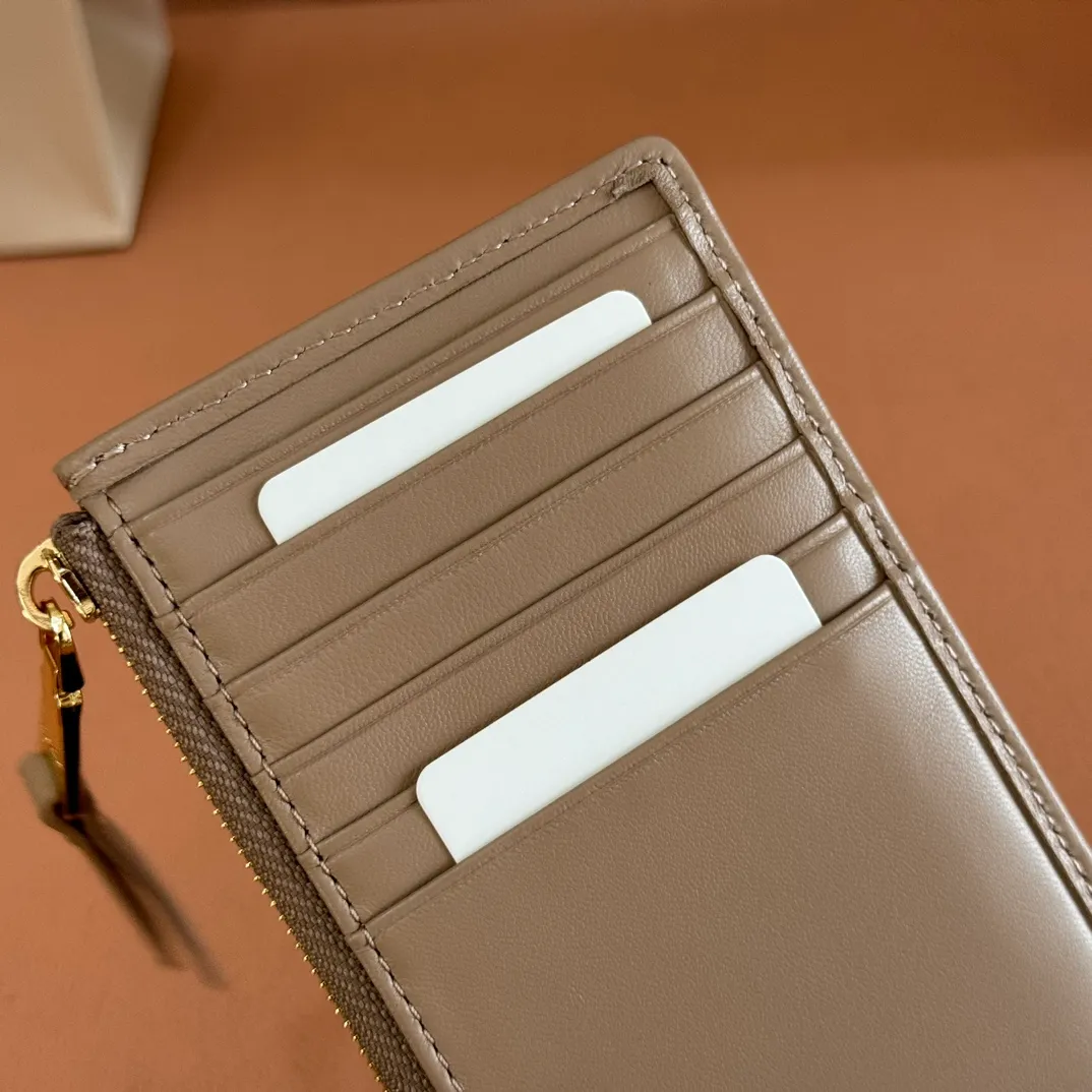 p520. 💋💋💋【Full set of packaging at the counter】🔥 MM💗pocket wallet💗The latest version of the card holder, model: 5MB006 nude pink🔥🆕🆕💃💃Top imported lambskin material🐮👋Matelasse pattern, zipper closure, miu logo hot stamping inside 💞Six card slots on the back, 💅💅 size: 8X15.