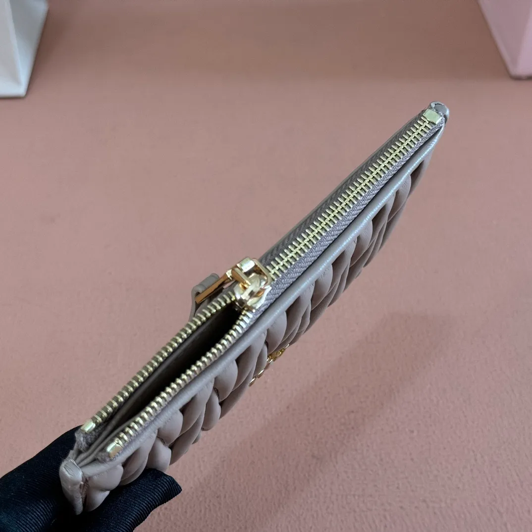 p520. 💋💋💋【Full set of packaging at the counter】🔥 MM💗pocket wallet💗The latest version of the card holder, model: 5MB006 nude pink🔥🆕🆕💃💃Top imported lambskin material🐮👋Matelasse pattern, zipper closure, miu logo hot stamping inside 💞Six card slots on the back, 💅💅 size: 8X15.