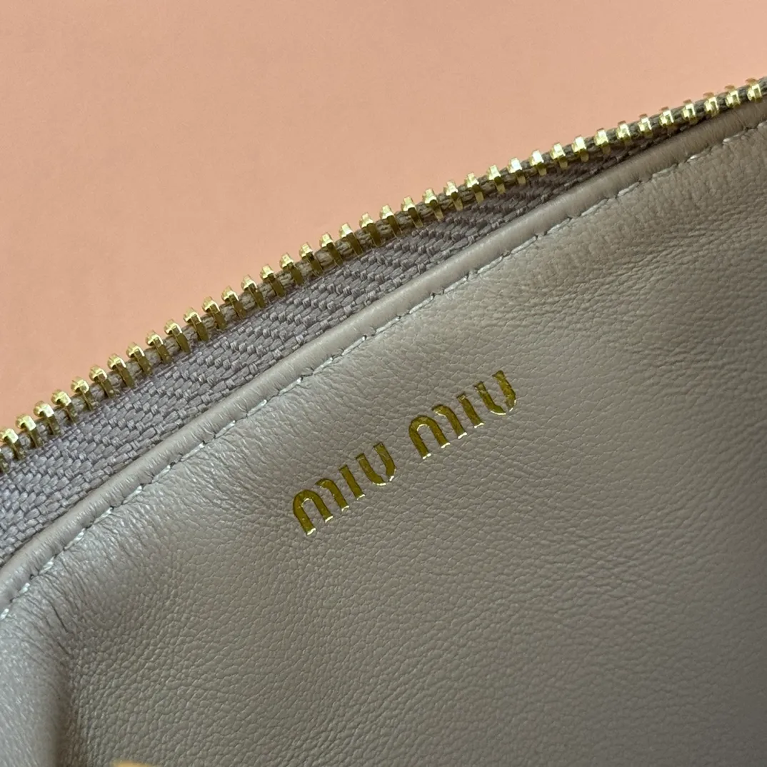 p520. 💋💋💋【Full set of packaging at the counter】🔥 MM💗pocket wallet💗The latest version of the card holder, model: 5MB006 nude pink🔥🆕🆕💃💃Top imported lambskin material🐮👋Matelasse pattern, zipper closure, miu logo hot stamping inside 💞Six card slots on the back, 💅💅 size: 8X15.