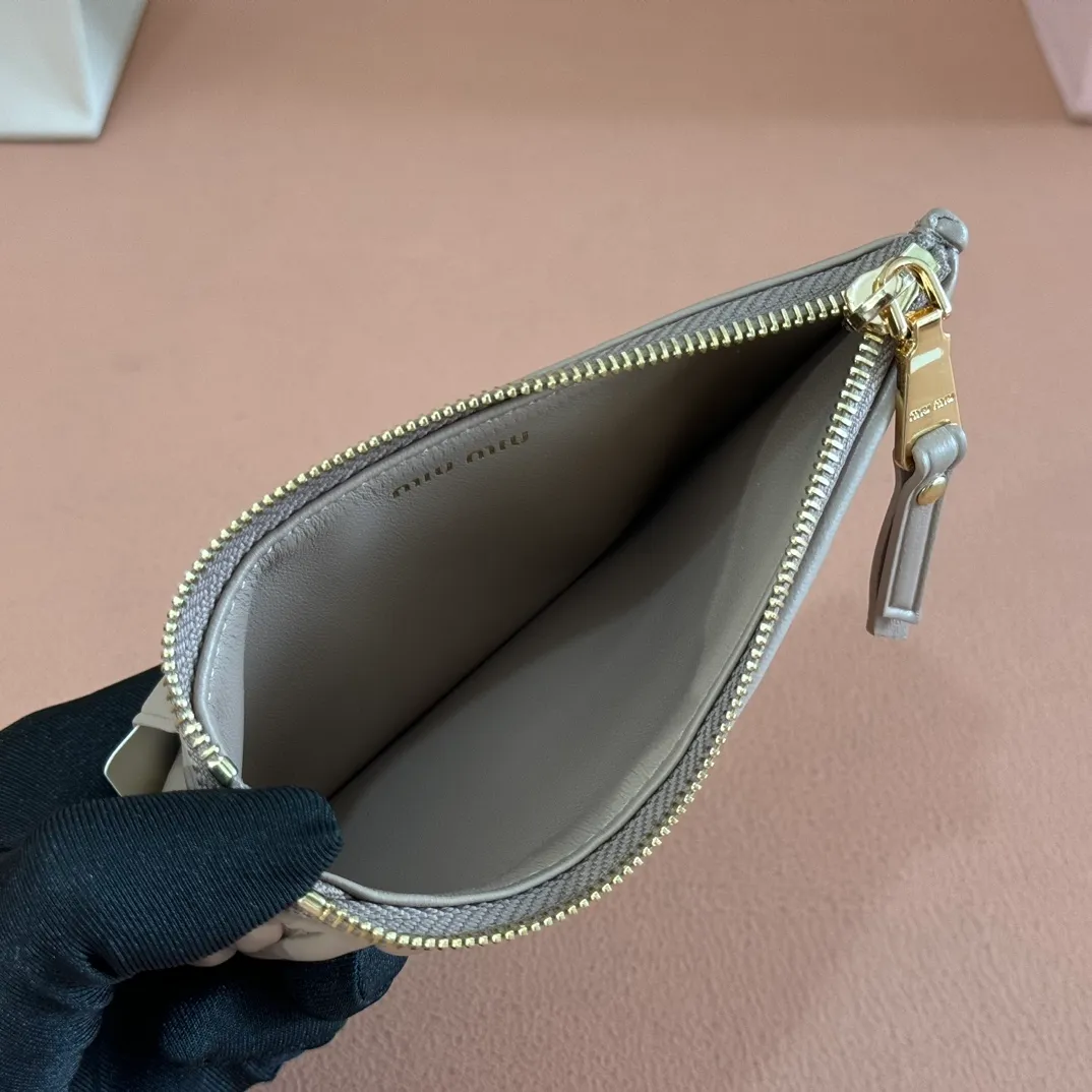 p520. 💋💋💋【Full set of packaging at the counter】🔥 MM💗pocket wallet💗The latest version of the card holder, model: 5MB006 nude pink🔥🆕🆕💃💃Top imported lambskin material🐮👋Matelasse pattern, zipper closure, miu logo hot stamping inside 💞Six card slots on the back, 💅💅 size: 8X15.
