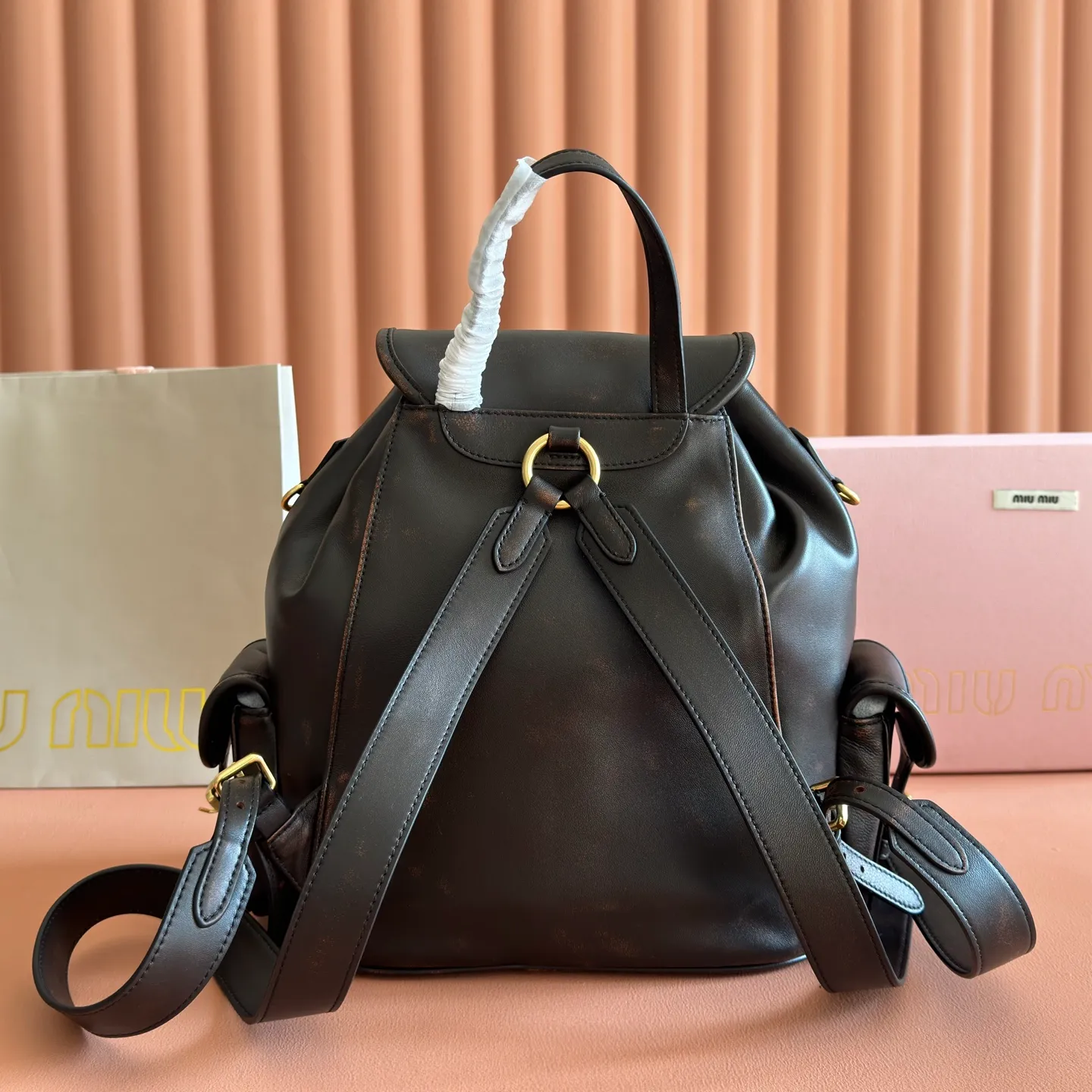 p2200. 💋💋💋【Configured with full package at counter】MIU Home new product college style backpack, the perfect combination of canvas and imported calfskin, thick wear-resistant linen blend lining, adopts a casual design style, fashionable, simple and advanced, combined with exquisite handcrafts, adding multiple pockets for storage, the shoulder strap and hand bag can be freely converted, which is a great convenience Improved practicality, it is simply a tool for dressing. It can be worn with jeans, shirts or various casual sportswear. It is a very good item to wear, especially the capacity is large enough and it is light and easy to use. I highly recommend it. Model: 5bz042, size 29.5x25x12.5cm