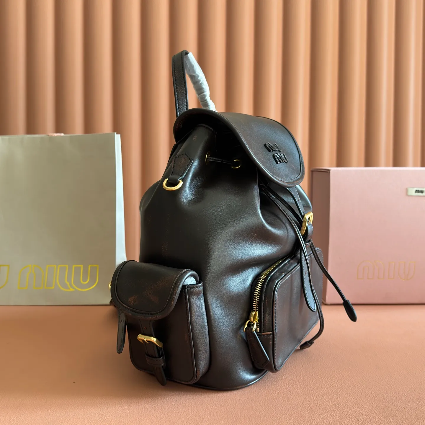 p2200. 💋💋💋【Configured with full package at counter】MIU Home new product college style backpack, the perfect combination of canvas and imported calfskin, thick wear-resistant linen blend lining, adopts a casual design style, fashionable, simple and advanced, combined with exquisite handcrafts, adding multiple pockets for storage, the shoulder strap and hand bag can be freely converted, which is a great convenience Improved practicality, it is simply a tool for dressing. It can be worn with jeans, shirts or various casual sportswear. It is a very good item to wear, especially the capacity is large enough and it is light and easy to use. I highly recommend it. Model: 5bz042, size 29.5x25x12.5cm