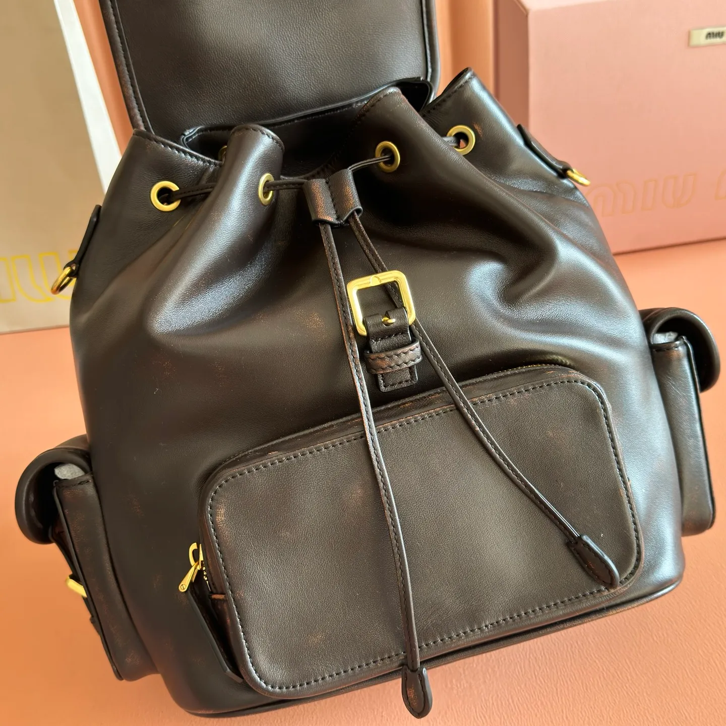 p2200. 💋💋💋【Configured with full package at counter】MIU Home new product college style backpack, the perfect combination of canvas and imported calfskin, thick wear-resistant linen blend lining, adopts a casual design style, fashionable, simple and advanced, combined with exquisite handcrafts, adding multiple pockets for storage, the shoulder strap and hand bag can be freely converted, which is a great convenience Improved practicality, it is simply a tool for dressing. It can be worn with jeans, shirts or various casual sportswear. It is a very good item to wear, especially the capacity is large enough and it is light and easy to use. I highly recommend it. Model: 5bz042, size 29.5x25x12.5cm