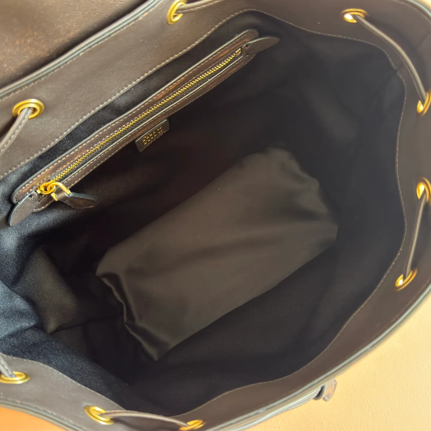 p2200. 💋💋💋【Configured with full package at counter】MIU Home new product college style backpack, the perfect combination of canvas and imported calfskin, thick wear-resistant linen blend lining, adopts a casual design style, fashionable, simple and advanced, combined with exquisite handcrafts, adding multiple pockets for storage, the shoulder strap and hand bag can be freely converted, which is a great convenience Improved practicality, it is simply a tool for dressing. It can be worn with jeans, shirts or various casual sportswear. It is a very good item to wear, especially the capacity is large enough and it is light and easy to use. I highly recommend it. Model: 5bz042, size 29.5x25x12.5cm