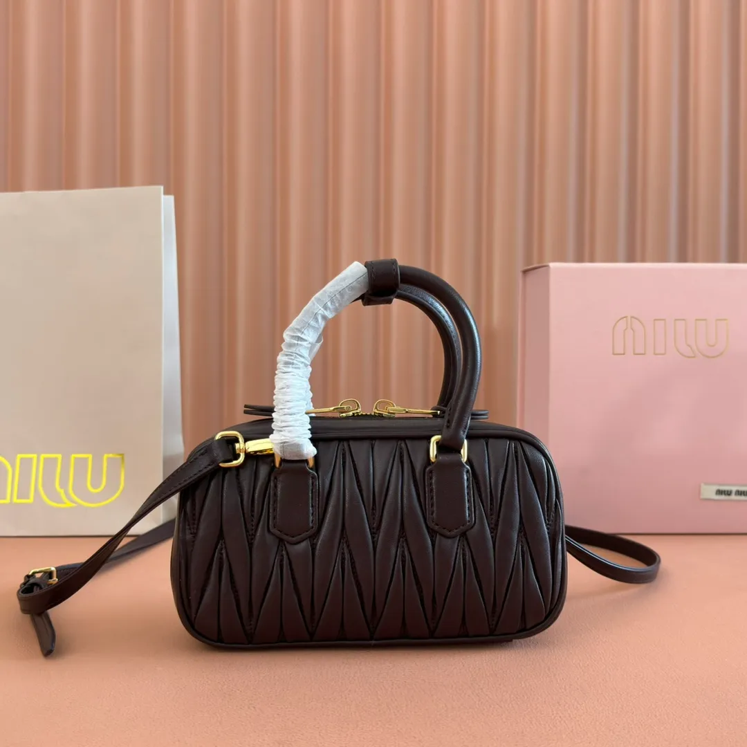 p1640💋💋💋【Equipment with counter full set of packaging, premium hardware and original leather】Arcadie sheepskin mini (19cm) bowling handbag/crossbody bag ~ This Arcadic handbag demonstrates the unique concept that fashion is a tool that reflects reality and translates it into material form. The letter logo that complements the finish of the metal hardware accessories is exquisitely crafted and demonstrates a highly recognizable classic style. Dynamic and elegant lines with adjustable and detachable shoulder straps present a practical and versatile design with modern charm. ～Detachable and adjustable shoulder strap ～Zipper closure ～Painted metal letter logo on front ～Lined patch pocket Size: W19×H10×D5cm Number: _5BP176