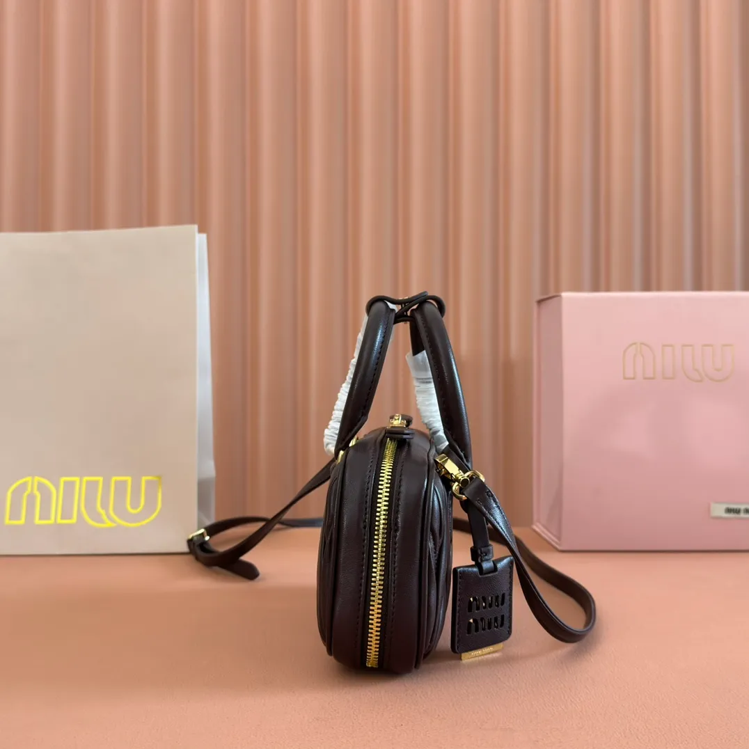p1640💋💋💋【Equipment with counter full set of packaging, premium hardware and original leather】Arcadie sheepskin mini (19cm) bowling handbag/crossbody bag ~ This Arcadic handbag demonstrates the unique concept that fashion is a tool that reflects reality and translates it into material form. The letter logo that complements the finish of the metal hardware accessories is exquisitely crafted and demonstrates a highly recognizable classic style. Dynamic and elegant lines with adjustable and detachable shoulder straps present a practical and versatile design with modern charm. ～Detachable and adjustable shoulder strap ～Zipper closure ～Painted metal letter logo on front ～Lined patch pocket Size: W19×H10×D5cm Number: _5BP176